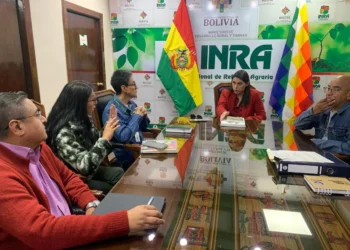 La viceministra Andrea Barrientos explica al INRA las nuevas atribuciones en temas de tierras. Foto: Andrea Barrientos.