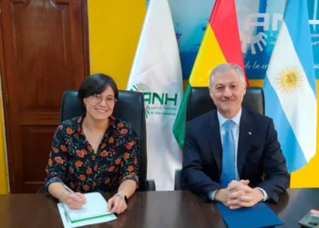 La directora de la ANH con el embajador Marcelo Massoni. Foto: ANH.