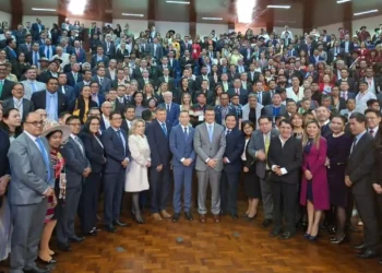 El presidente Paz y los asistentes al Primer Diálogo Interinstitucional para la Reforma Judicial.