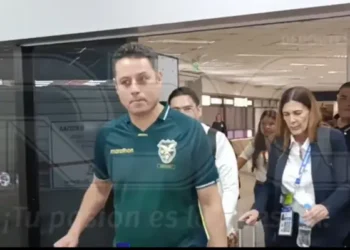 El vicepresidente Edmand Lara sale del aeropuerto de Asunción. (Captura de pantalla RCB)