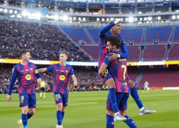 Los jugadores del Barcelona Andrés Iniesta (derecha) y Samuel Eto'o celebran el gol que clasificó al equipo azulgrana para la final de la Liga de Campeones. (FOTO: AFP)