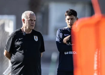Marcelo Bielsa en el entrenamiento con Uruguay. (FOTO: AUF - Selección Uruguaya de Fútbol)