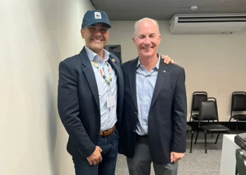 El ministro Óscar Justiniano con el el CEO de WWF-Estados Unidos, Carter Roberts. Foto: ABI.