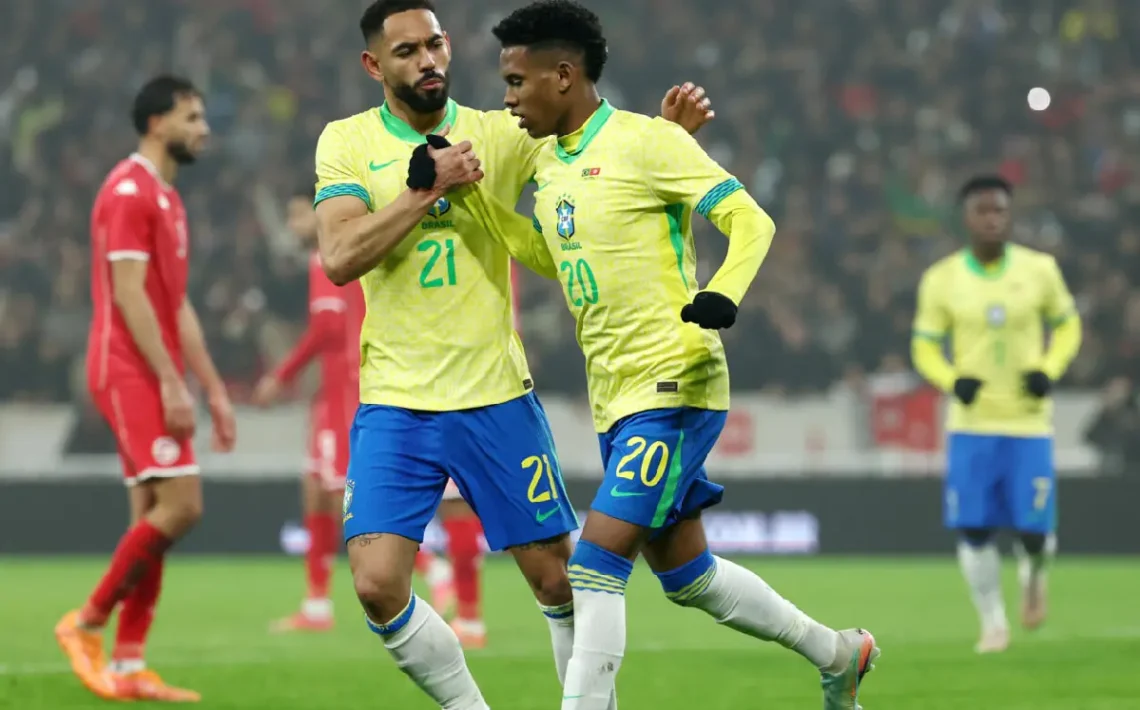 Estêvão celebra con Matheus Cunha tras marcar de penalti en partido amistosos entre Brasil y Túnez. (FOTO: AFP)