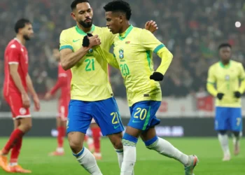 Estêvão celebra con Matheus Cunha tras marcar de penalti en partido amistosos entre Brasil y Túnez. (FOTO: AFP)