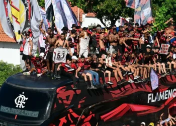 Los aficionados del Flamengo acompañan el autobús que transporta al equipo en su camino hacia el aeropuerto internacional Galeão, en Rio de Janeiro. (FOTO: AFP)