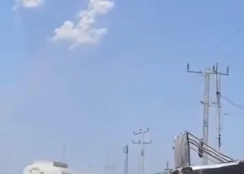 El volcán lanzó una columna de humo/Captura de video