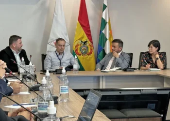 Klaus Frerking, presidente de la CAO, con las autoridades del sector hidrocarburífero. Foto: CAO.