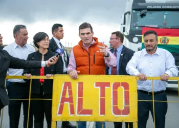 La caravana de cisternas que lideró el presidente Rodrigo Paz hace unos días. Foto: Archivo.