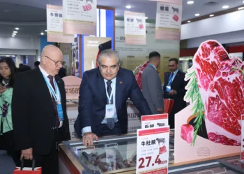 El embajador Hugo Siles muestra la carne bovina boliviana que se comercializa en China. Foto: Hugo Siles.