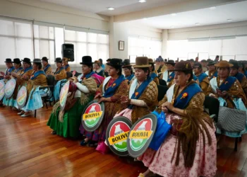 Las confeccionistas de polleras que se certificaron. Foto: Ministerio de Desarrollo Productivo.