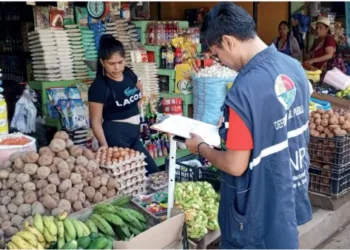 La Defensoría del Pueblo realiza el sondeo de los precios de los productos de la canasta familiar. FOTO: Defensoría del Pueblo