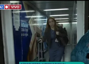 La vicepresidenta de Costa Rica, Mary Munive, es recibida por la canciller Celinda Sosa. Foto: Captura BTV.