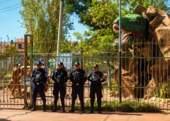 Guardias municipales resguardan el parque temático Dinosaurios en Cochabamba. FOTO: GAMC