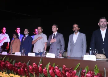 Representantes del sector empresarial y productivo junto a las próximas autoridades gubernamentales y el gobernador de Santa Cruz. Foto: Cainco.