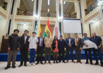 El vice presidente Edmand Lara junto a su equipo de la Vicepresidencia. Foto: Archivo.
