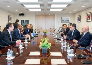 El equipo que acompañó a Rodrigo Paz a su reunión con el FMI. Foto: Gabriel Espinoza.