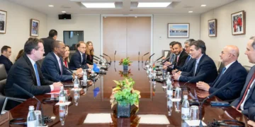 El equipo que acompañó a Rodrigo Paz a su reunión con el FMI. Foto: Gabriel Espinoza.