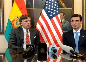 Christopher Landau, subsecretario de Estado de Estados Unidos, junto al presidente Paz. Foto: Bolivia Tv.