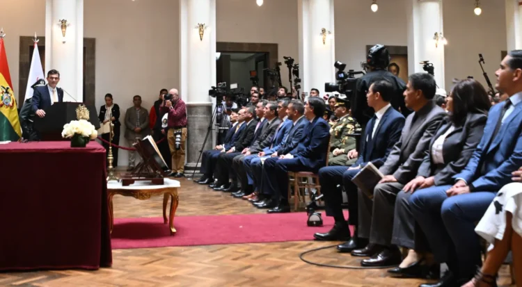 El presidente Rodrigo Paz participa de la posesión de su gabinete de ministros.