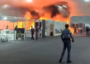 Los equipos de emergencia combatiendo un incendio en la COP30. Foto: AFP