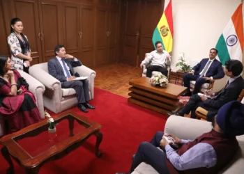 El vicepresidente Edmand Lara con representantes de la India. Foto: Vicepresidencia.