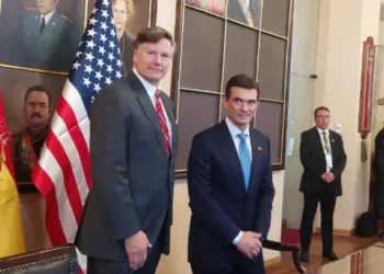 El subsecretario de Estado de los Estados Unidos, Christopher Landau y el presidente Rodrigo Paz. (Foto: Unitel)