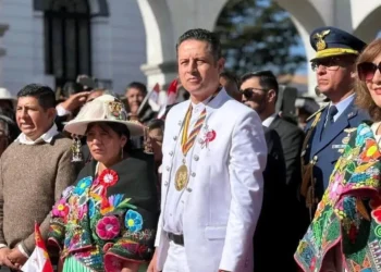 El vicepresidente Edmanda Lara acompañado por vocales del TSE en Potosí.
Foto: Primero Rodrigo