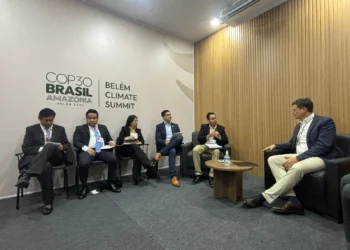 El vicepresidente Edmand Lara y el ministro Oscar Justiniano se reúnen con representantes de KfW. Foto: Vicepresidencia.