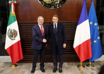 El ministro de Relaciones Exteriores de México, Juan Ramón de la Fuente (izq.) recibe a al presidente francés Emmanuel Macron. Foto: AFP