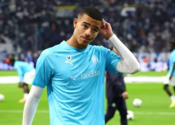 Mason Greenwood durante el calentamiento con el Marsella antes de jugar ante el Atalanta en la Liga de Campeones. (FOTO: AFP)