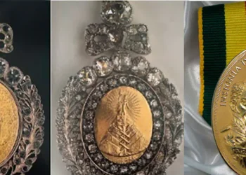 Las medallas presidencial y vicepresidencial que recibirán Rodrigo Paz y Edmand Lara.