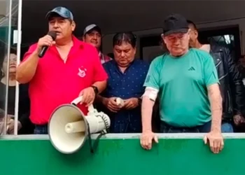Robert Hurtado (der.) y otros dirigentes durante la movilización de este miércoles. Foto: Captura de video