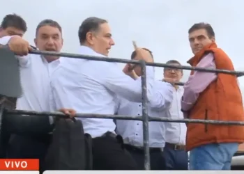 Paz Pereira con sus ministros en la caravana con camiones cisternas. Foto: Bolivia Tv.