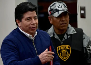 Pedro Castillo hace un gesto en la sala de audiencias de la Dirección de Operaciones Especiales de la Policía Nacional (DINOES) durante el veredicto de su juicio. Foto: AFP