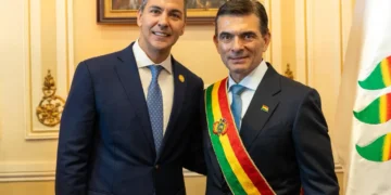 Santiago Peña, presidente de Paraguay, junto a Rodrigo Paz. Foto: Santiago Peña.