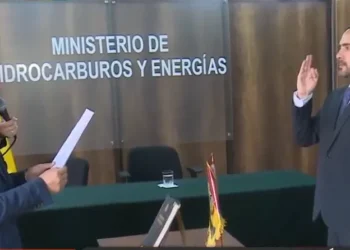 El ministro de Hidrocarburos posesiona a Luis Osorio como nuevo viceministro de Energías Alternativas. Foto: Captura Btv.