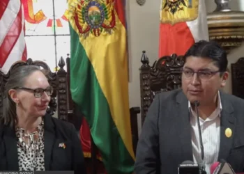 El gobernador suplente de Potosí junto a la jefa de Misión Embajada de Estados Unidos, Debra Hevia. Foto: Gobernación de Potosí.