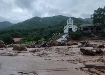 El desborde del río Samaipata. Foto: RRSS.