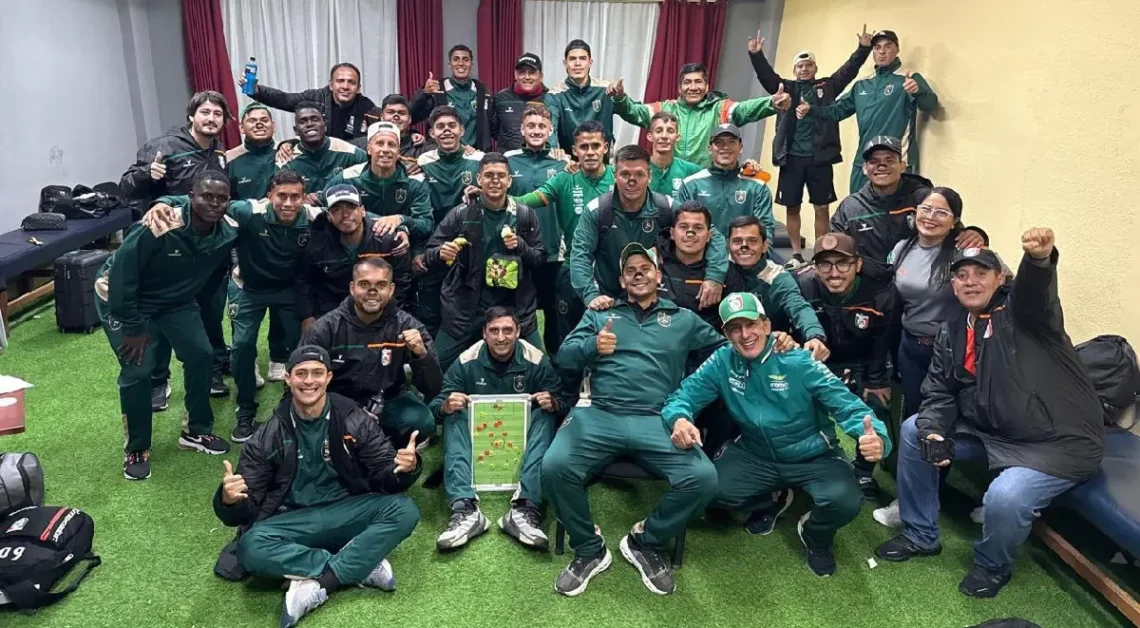 Celebración en los camerinos de jugadores, cuerpo técnico y directiva de San Juan FC. (FOTO: San Juan FC)