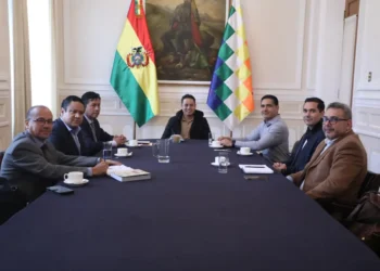 El vicepresidente Edmand Lara, el ministro Oscar Justiniano y el sector privado. Foto: Vicepresidencia.