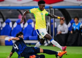 Vinícius Junior pelea el balón con Tsuyoshi Watanabe en el amistoso perdido 3-2 por Brasil ante Japón. (FOTO: AFP)
