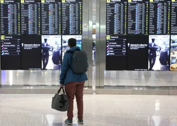 Un hombre observa el panel de salidas del Aeropuerto Internacional Newark Liberty en Newark, Nueva Jersey. Foto: AFP