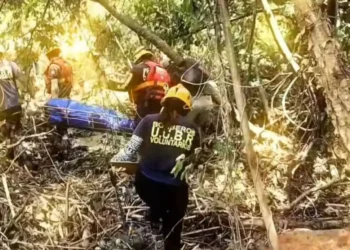 Los equipos de rescate busca a los desaparecidos/BomberosUBCR