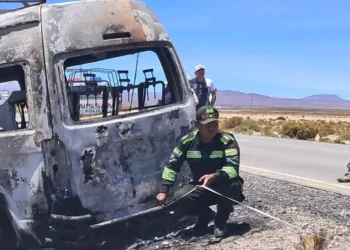 Uno de los vehículos siniestrados quedó calcinado. FOTO: FGE