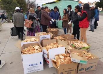 Venta de pan a Bs 0,50 en una plaza del Distrito 1 de El Alto. FOTO: GAMEA