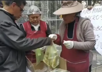 Mujeres de los Centros de Madres de Oruro elaboran y venden pan a Bs 0,50. FOTO: RRSS