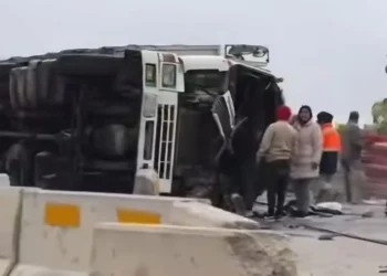 El camión volcó y la carga quedó esparcida sobre la carretera/RRSS