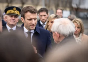 Macron conversa con la gente en el centro de París/RRSSMacron