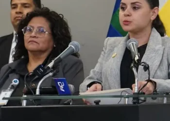 La ministra de Salud, Marcela Flores, y la vocera Carla Faval, en conferencia de prensa. FOTO: red Uno.